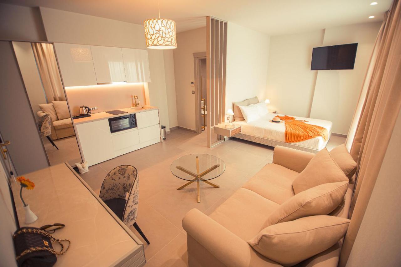פרבזה Io Luxury Pool & Hot Tub Suites מראה חיצוני תמונה