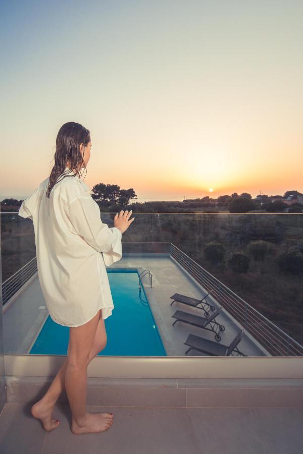 פרבזה Io Luxury Pool & Hot Tub Suites מראה חיצוני תמונה