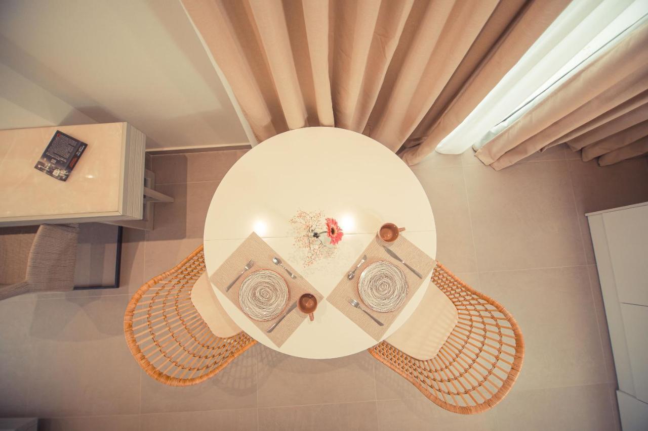פרבזה Io Luxury Pool & Hot Tub Suites מראה חיצוני תמונה