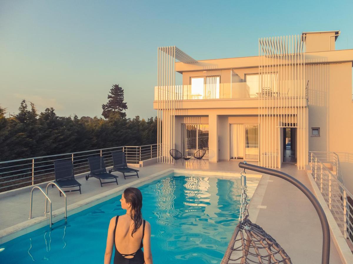 פרבזה Io Luxury Pool & Hot Tub Suites מראה חיצוני תמונה