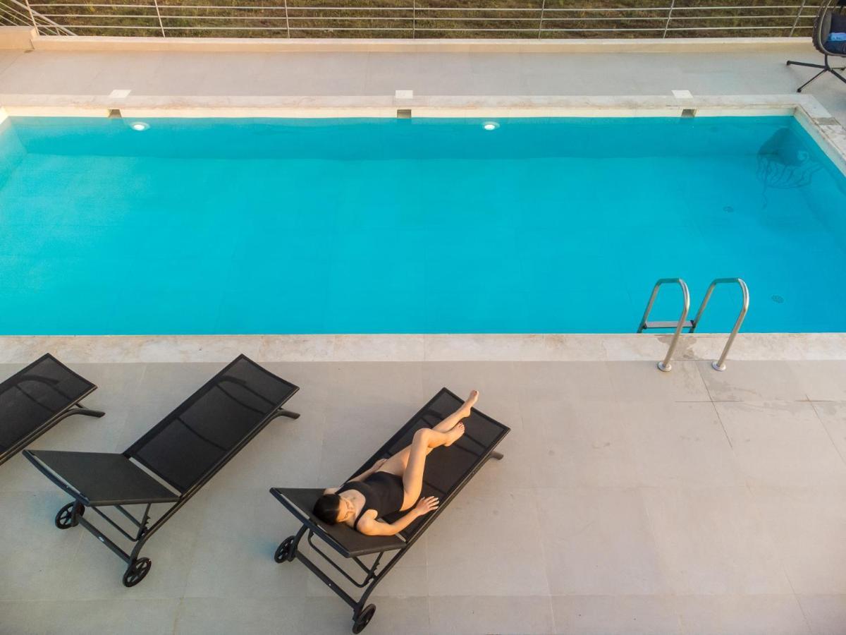 פרבזה Io Luxury Pool & Hot Tub Suites מראה חיצוני תמונה