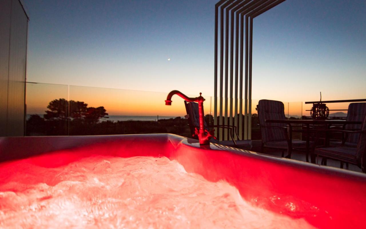 פרבזה Io Luxury Pool & Hot Tub Suites מראה חיצוני תמונה