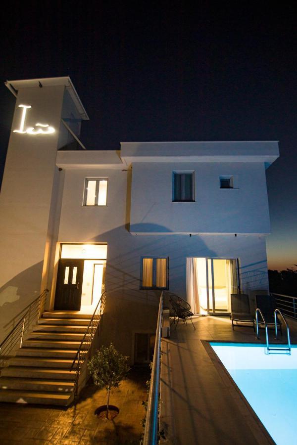 פרבזה Io Luxury Pool & Hot Tub Suites מראה חיצוני תמונה